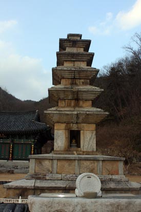 구미 죽장리 505-2번지의 5층 석탑. 장엄한 멋을 자랑하는 국보 130호탑이지만 찾는 이가 별로 없다.