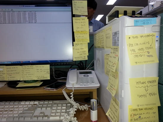 어느 공무원 책상 앞 컴퓨터에 붙여진 포스트잇. 마치 해바라기 같았다.