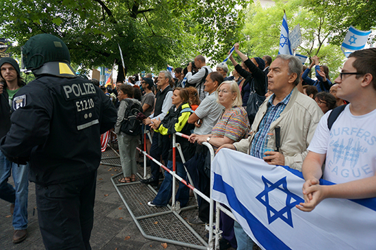 이스라엘 시위대 주변에는 바리케이드가 쳐있고 경찰은 혹시 있을지 모를 시위대의 도발행위를 예의주시 하고 있다.