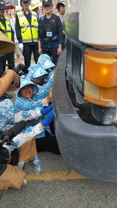 7월 28일, 삼평리 할매들이 레미콘 공사차 진입을 막고 있다. 이날 삼평리 이차연 할머니는 경찰에게 들려나온 후 병원으로 응급후송됐다.