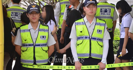 28일 오후 세월호 침몰사고에서 생존한 단원고 학생들이 경기 수원지법 안산지원에서 사고 당시 상황을 증언한 뒤 귀가하고 있다.