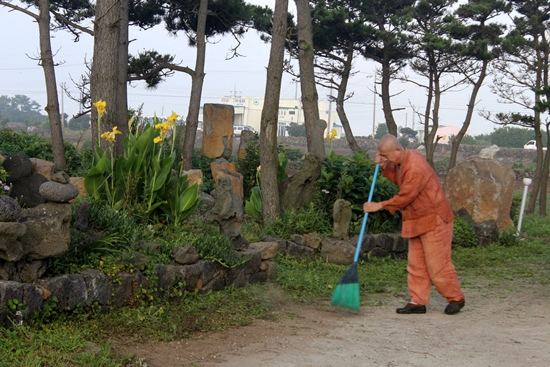  뒷정리 하시는 덕해스님.