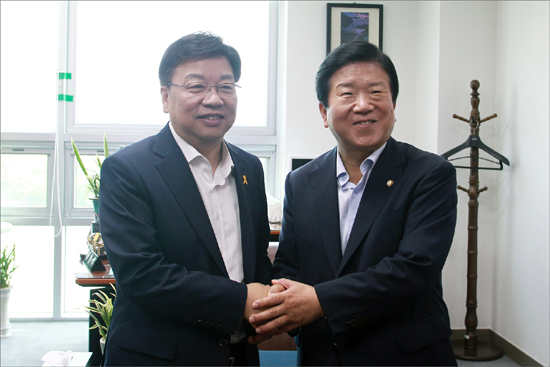 내년 국비 확보를 위해 국회를 방문한 권선택 대전시장이 새정치민주연합 박병석 의원을 만나 도움을 요청하고 있다.