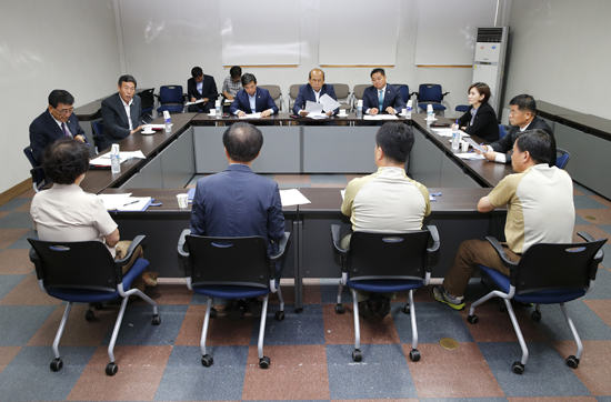 태안군의회 의원들이 태안해안국립공원사무소를 항의방문했다.