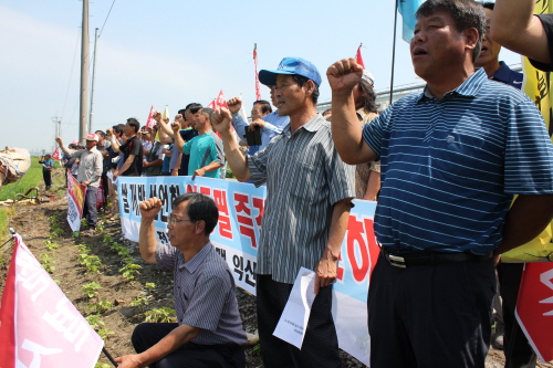 논을 갈아엎는 동안 농민 약 300여 명은 '농민가'를 부르며 정부의 쌀 개방 방침을 막겠다는 각오를 다졌다.