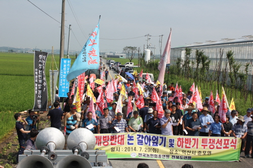 전북농민회가 29일 전북 익산시 춘포면 한 농지를 갈아엎는 투쟁을 벌이며 '쌀 개방 반대'의 입장을 밝혔다.