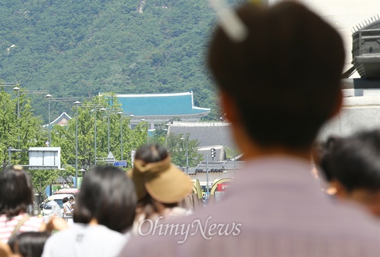 광화문에서 단식 16일째인 2학년 10반 유민이 아빠 김영오씨가 박근혜 대통령이 휴가를 보내고 있다는 소식에 청와대를 물끄러미 처다보고 있다.
