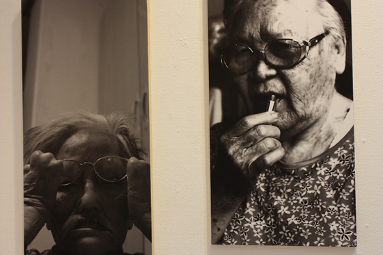 안경을 고쳐쓰고 있는 한센인 할아버지와 화장을 하는 한센인 할머니의 모습