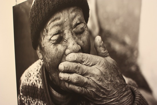 한센인 민선식 할머니는 카메라 앞에 서면 언제나 쑥스러워 하신다. 이 사진은 도성마을 주민들이 가장 좋아하는 사진 중 하나다.