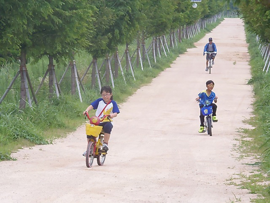 화명 생태공원내 비포장길을 달리는 아이들.