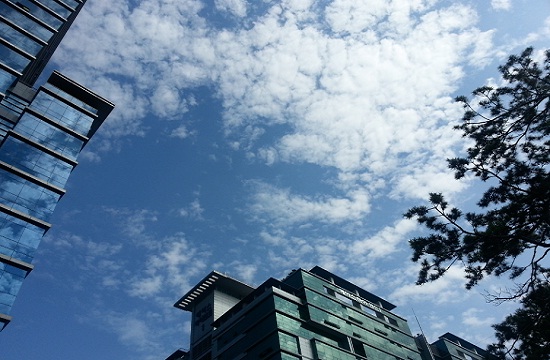  하늘에 구름이 지나는 모습.