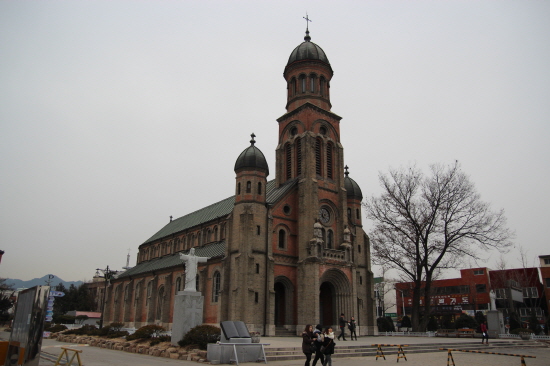  전주 한옥마을 안에 있는 전동성당, 로마네스크양식의 천주교 최초 순교성지다.