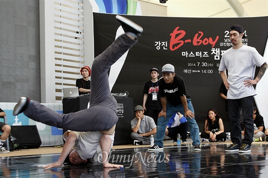 26일 개막한 제42회 강진 청자축제가 한창이다. 30일 축제 현장에서 전국비보이(B-boy) 경연대회가 열렸다. 각종 체험, 도자기 할인 구매 등을 할 수 있는 이번 축제는 다음달 3일까지 계속된다. 