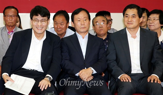 새누리당 윤상현 사무총장을 비롯한 주요 당직자들이 30일 오후 서울 여의도 새누리당사에 마련된 7.30 재보궐선거 상황실에서 개표방송을 지켜보며 웃고 있다. 