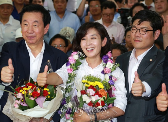 7.30재보선 서울 동작을에 출마해 당선된 새누리당 나경원 후보가 30일 오후 동작구 선거사무실에서 축하꽃다발을 받으며 기뻐하고 있다.