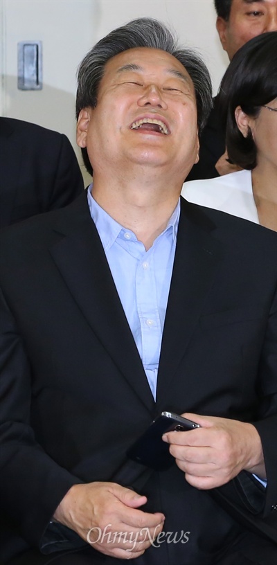 새누리당 김무성 대표가 30일 오후 서울 여의도 새누리당사에 마련된 7.30 재보궐선거 상황실에서 개표방송을 지켜보며 크게 웃고 있다.