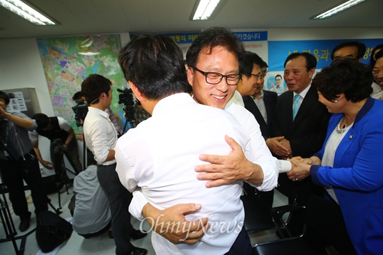 [오마이포토] 김진표와 포옹하는 박광온 당선자 