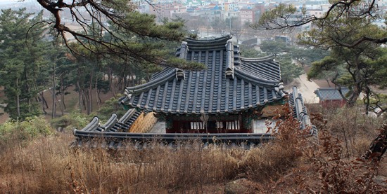 월성이씨의 시조가 처음 나타난 소금강산 표암 위에 세워진 기념비. 이곳은 화백회의가 열린 네 곳 중 한 곳으로 전해진다.