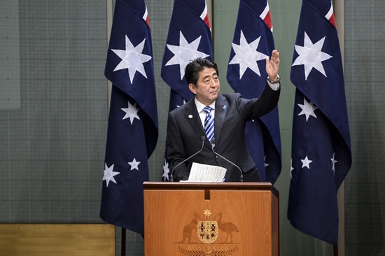 지난 2014년 7월 8일, 호주 의회서 연설하는 아베 총리.