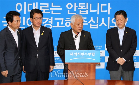 새정치민주연합 김한길 공동대표가 31일 오전 국회 당 대표실에서 7.30 재보선 참패의 책임을 지고 사의를 표명하고 있다.