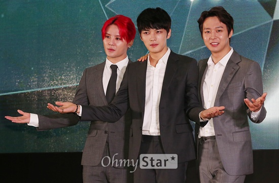 JYJ 멤버쉽 위크, "어서오세요" JYJ(김준수, 김재중, 박유천)가 31일 오후 서울 삼성동 코엑스에서 열린 JYJ 멤버쉽 위크 개막식에서 포토타임을 갖고 있다. 
