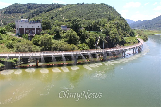 7월 31일 창원지역 원수를 공급하는 낙동강 본포취수장에 녹조가 발생해 물을 뿜어 녹조 발생을 억제시키는 작업이 벌어지고 있다.