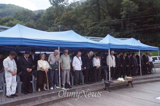한국전쟁전후 민간인 피학살 희생자 64주기 위령제가 31일 오전 대구시 달성군 가창골에서 열린 가운데 참가자들이 묵념을 하고 있는 모습.