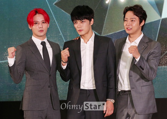 JYJ 멤버쉽 위크, '팬들을 위한 선물'  JYJ(김준수, 김재중, 박유천)가 31일 오후 서울 삼성동 코엑스에서 열린 JYJ 멤버쉽 위크 개막식에서 포토타임을 갖고 있다.