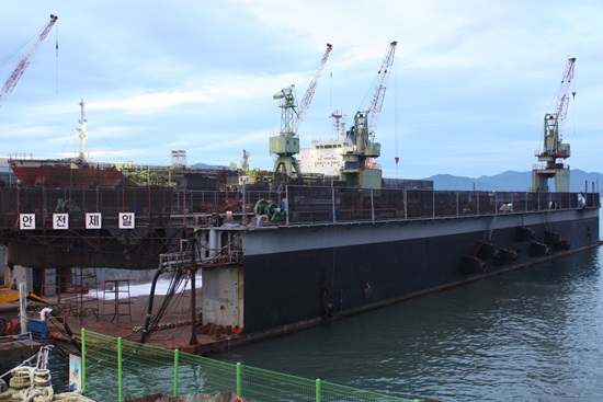 7월 31일 오후 여수해양 조선소에서 사조산업 소속 참치잡이 마로라오이호를 수리하던 중 20여명의 사상자가 발생했다. 사고가 터진 여수해양조선소의 모습.