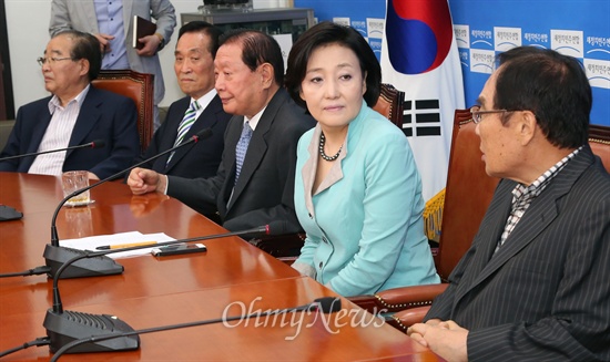 박영선 새정치민주연합 원내대표가 지난 1일 오후 서울 여의도 국회에서 열린 비대위 구성 관련 상임고문들과의 비상회의에 참석하고 있다.