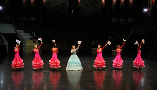 평양통일예술단 여성들이 공연을 하고 있다. 