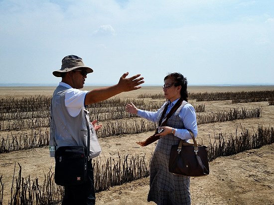 에코피스 아시아 베이징 사무소 박상호 소장과 내몽고 초원 관측 설계원 짐써 씨가 사막화 방지를 위해 벌이고 있는 사장 작업 효과에 대해 의견을 나누고 있다.