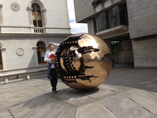  'Arnald Pomodoro's Sphere Withih sphere' 앞에서