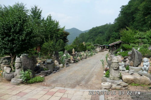 김수영 촌장이 직접 제작한 것과 중국에서 수입한 것들로 대부분 채워져있다.