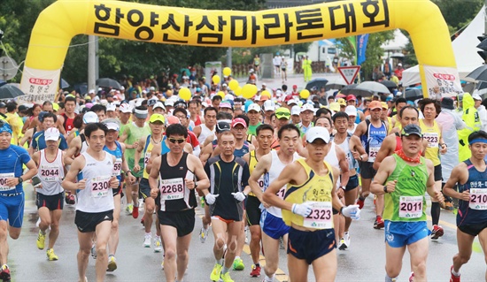 제5회 함양 산삼마라톤대회가 3일 오전 경남 함양군 상림공원에서 열린 가운데 참가자들이 빗속을 힘차게 달리고 있다.