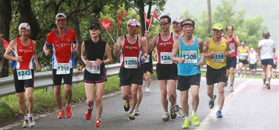  제5회 함양 산삼마라톤대회가 3일 오전 경남 함양군 상림공원에서 열린 가운데 참가자들이 빗속을 힘차게 달리고 있다.