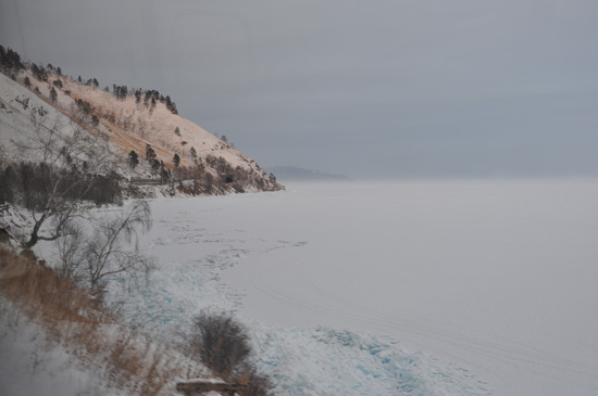 환바이칼 열차는 꽁꽁 얼어버린 바이칼 호수의 둘레를 따라 달리는 기차다. 얼음평야로 변한 바이칼 호수의 모습이 환상적이다.