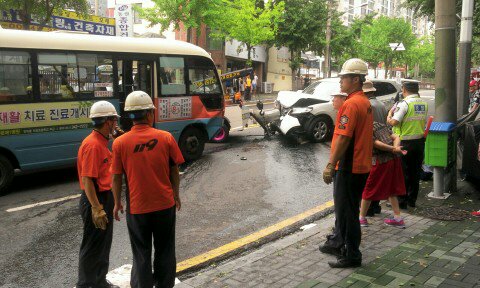  지난 3일 오후 3시 30분께 부산 만덕3동의 한 아파트 앞에서 차량 충돌사고가 발생했다. 한 차량이 중앙선을 넘어 마주오던 마을버스와 충돌한 것. 사진은 이날 오후 3시 45분께 119구조대원들이 사고 현장을 수습하고 있는 모습.