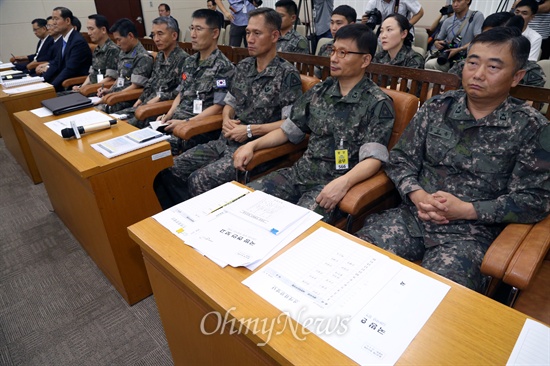 선임병의 폭행과 가혹행위로 사망한 윤 일병 사건과 관련해 4일 열린 국회 국방위 긴급 현안질의에 군 관계자들이 굳은 표정으로 출석해 앉아 있다.