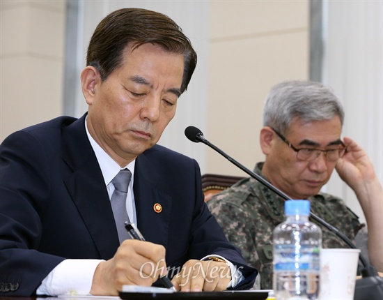 긴급 현안질의 출석한 한민구 국방장관 4일 국회 국방위원회 긴급 현안질의에 출석한 한민구 국방부 장관(왼쪽)은 선임병의 폭행과 가혹행위로 사망한 윤 모 일병 사건에 대해 "지난 4월 초 28사단에서 선임병의 구타와 가혹행위로 윤 일병이 사망한 사건의 원인이 재판과정에서 밝혀져 국민께 많은 심려를 끼쳐 드렸으며, 진심으로 송구스럽게 생각한다"며 공식 사과했다. 오른쪽은 권오성 육군참모총장.