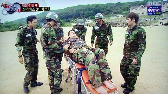 강도높은 훈련 끝에 쓰러진 병사 샘. MBC <진짜 사나이> 중 한 장면.