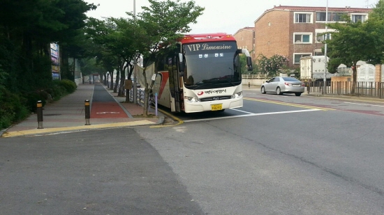 안산 올림픽 기념관 앞에서 출발해 진도 실내체육관까지 가는 버스가 매일 운행되고 있다.