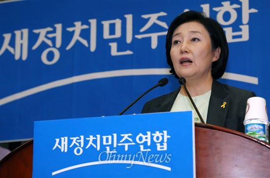 박영선 새정치민주연합 당 대표 직무대행이 4일 국회에서 열린 의원총회에서 인사말을 하고 있다.