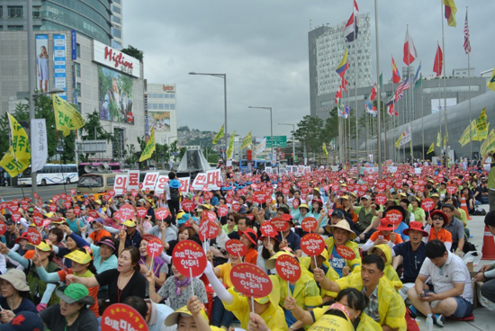 7월 22일 동대문역사문화공원에 모인 보건의료노조 조합원 6000여 명이 의료민영화 반대를 외치고 있다.
