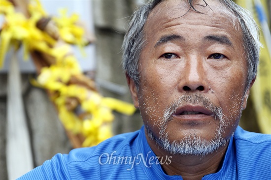 십자가 도보순례한 유족 이호진씨... "따뜻한 선물, 모든 희생학생들에게 이어지길" 이씨는 지난 7월 초부터 38일간, 십자가를 지고 약 900㎞ 도보순례에 나섰던 유가족이기도 하다. 그는 여전히 잊지 않고 찾아오는 시민들에 대해 "인간적으로 정말 고맙고 감사하다"고 말했다. 이어 "이런 따뜻한 일이 8반에서 그칠 게 아니라, 다른 반 별이 된 천사(학생)들 모두에게 이어지길 간절히 기도한다"고 덧붙였다.  
