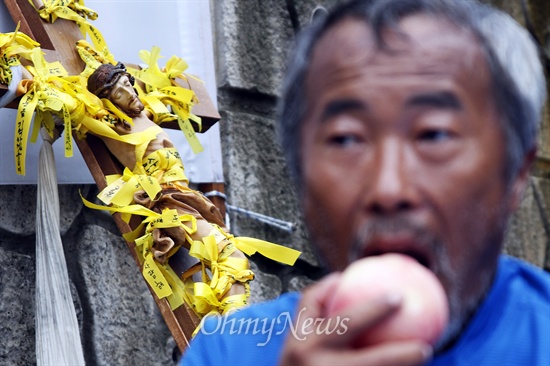 '800km 도보순례' 잠시 쉬며 복숭아 한 입 지난달 8일, 아들이 다니던 안산 단원고에서부터 십자가를 지고 걷기 시작해, 27일 팽목항에 들른 김학일씨와 이호진씨가 다시 발길을 돌려 4일 광주에 들렀다. 김씨와 이씨는 고 김웅기·이승현군의 아버지이다. 이호진씨가 이날 광주 남구 인성고 앞에서 잠시 휴식을 취하며 복숭아를 먹고 있다. 이날까지 약 600km를 걸은 두 아버지는 15일 대전월드컵경기장에서 있을 프란치스코 교황의 '성모 승천대축일 미사'에 참석할 예정이다.