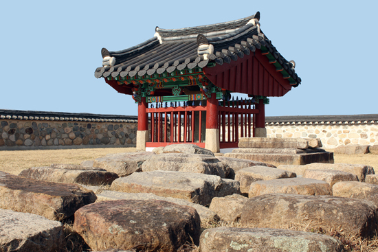 국가사적 246호인 김유신 집터의 우물(재매정). 돌이 놓인 자리 가운데에 우물이 남아 있고, 사진에 보이는 유허비(각)는 1872년(고종 9)에 세워졌다.
