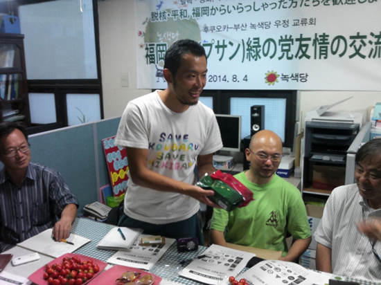맨 오른쪽이 후쿠오카 시의원 '아라키 류쇼'이며, 왼쪽 2명은 후쿠오카 녹색당 관계자들이다.