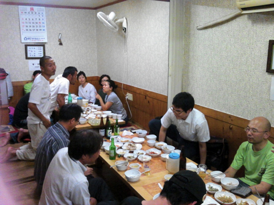 후쿠시마 녹색당원과 부산 녹색당원들이 함께 저녁식사를 하고 있다.