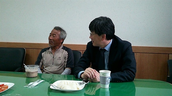 손석희 <JTBC> 보도담당 사장이 지난해 7~8월 세월호 도보순례를 한 이호진(단원고 고 이승현군 아버지)씨를 만나기 위해 목포 옥암동 성당을 찾았다.